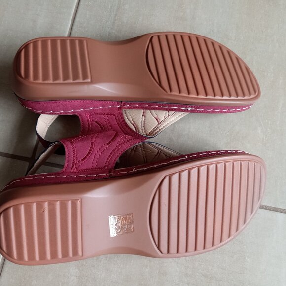 Women's Wedge Sandals - Picture 5 of 5